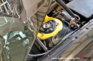 Damit der Fünfzylinder-Sound nicht das Einzige ist, was dich in der Spur hält!

In diesen legendären Audi 200 20V quattro ist eine neue Domstrebe eingezogen. Aber warum eigentlich?

Steifigkeit: Die Karosserie verwindet sich bei sportlicher Fahrt deutlich weniger.

Lenkgefühl: Die Vorderachse wird direkter und das Einlenkverhalten präziser.

Stabilität: Weniger Eigenbewegung der Federbeindome bedeutet mehr Kontrolle in schnellen Kurven.

Gerade bei Klassikern mit ordentlich 20V Turbo Power unter der Haube sorgt das Upgrade für ein 
deutlich moderneres Fahrgefühl. Tuning beginnt eben nicht erst beim Ladedruck!

www.quattro-tuning.com

#domstrebe #audi20020v #quattro #quattropower 
@tuning_by_gmg